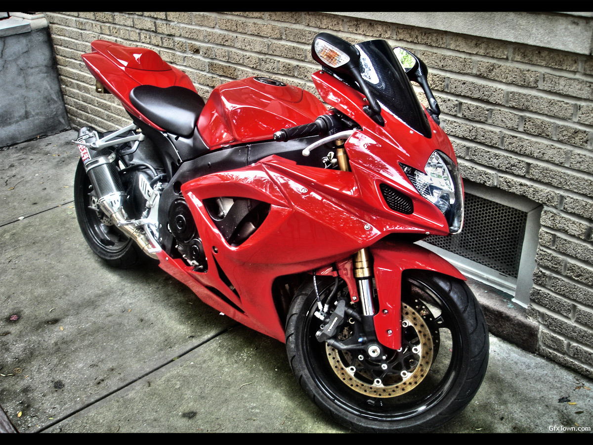 Красный Suzuki GSX-R 600